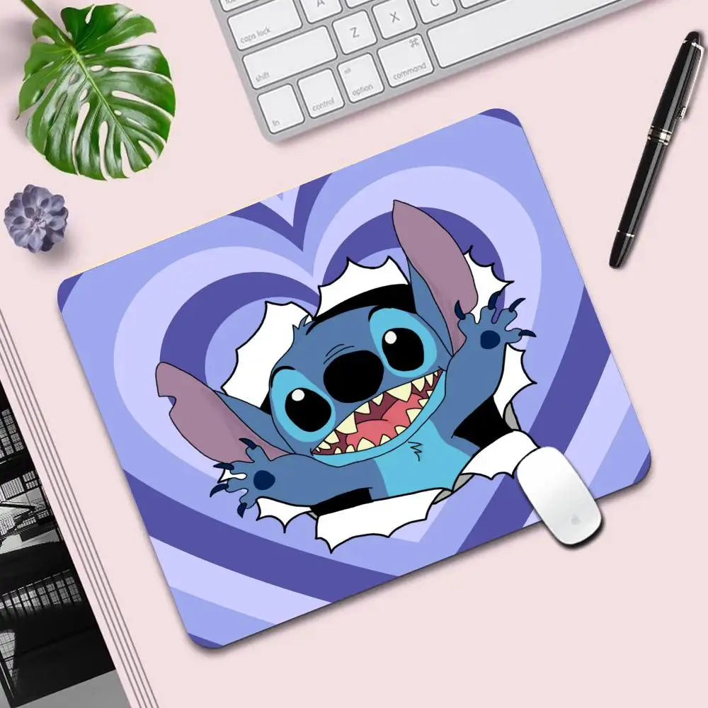 Alfombrilla para PC de Stitch 【Edición Limitada】- Antideslizante, Ultra Suave & Resistente ✨ 🌟 ¡Haz que tu setup refleje tu estilo con Stitch!