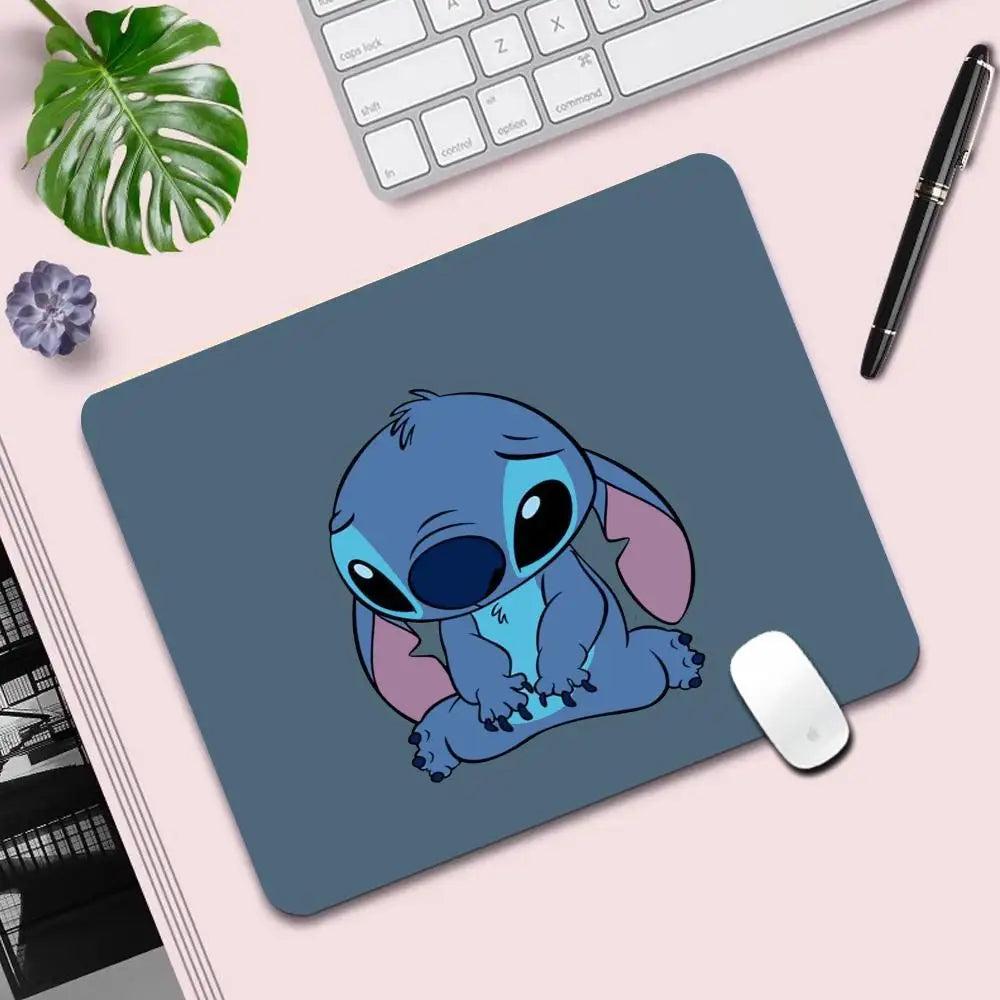 Alfombrilla para PC de Stitch 【Edición Limitada】- Antideslizante, Ultra Suave & Resistente ✨ 🌟 ¡Haz que tu setup refleje tu estilo con Stitch!