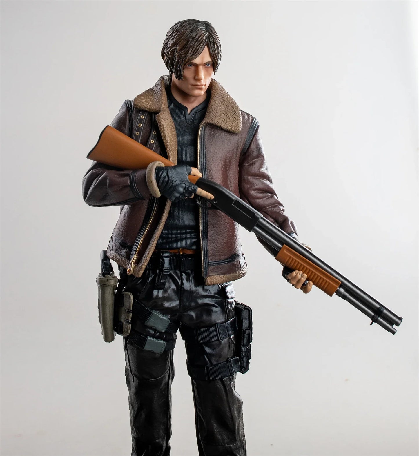 Figura de Acción de Leon S. Kennedy 29cm – Edición de Colección con Ropa de Cuero