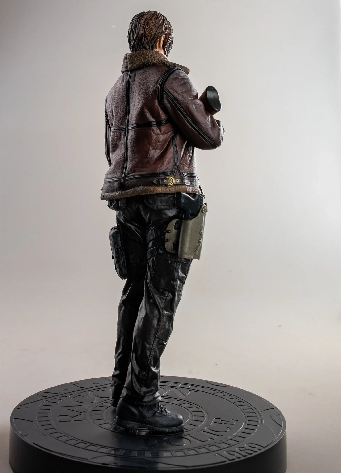 Figura de Acción de Leon S. Kennedy 29cm – Edición de Colección con Ropa de Cuero