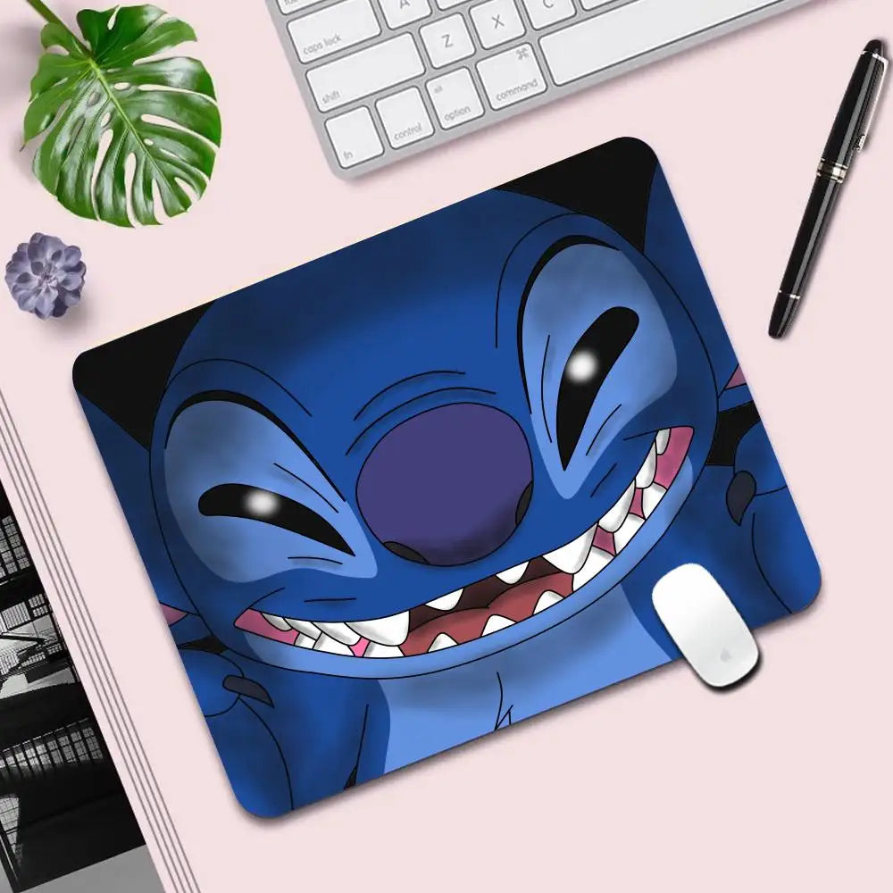 Alfombrilla para PC de Stitch 【Edición Limitada】- Antideslizante, Ultra Suave & Resistente ✨ 🌟 ¡Haz que tu setup refleje tu estilo con Stitch!