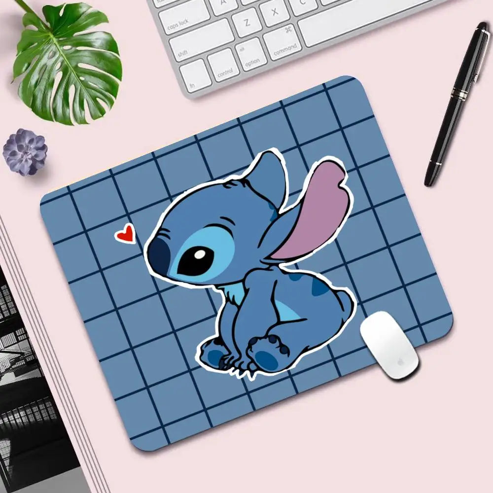 Alfombrilla para PC de Stitch 【Edición Limitada】- Antideslizante, Ultra Suave & Resistente ✨ 🌟 ¡Haz que tu setup refleje tu estilo con Stitch!