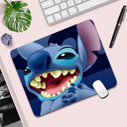 Alfombrilla para PC de Stitch 【Edición Limitada】- Antideslizante, Ultra Suave & Resistente ✨ 🌟 ¡Haz que tu setup refleje tu estilo con Stitch!