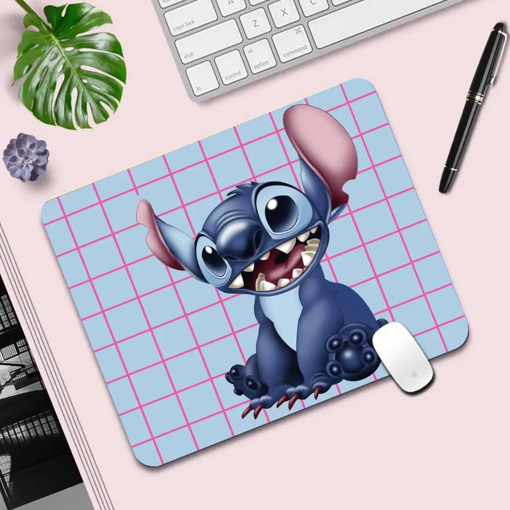 Alfombrilla para PC de Stitch 【Edición Limitada】- Antideslizante, Ultra Suave & Resistente ✨ 🌟 ¡Haz que tu setup refleje tu estilo con Stitch!